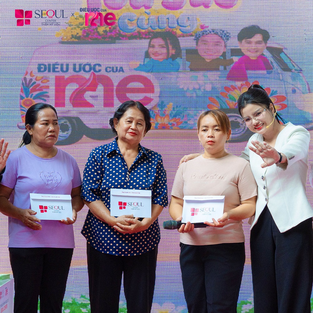 Ba người phụ nữ được chương trình chọn tặng dịch vụ chăm sóc da, làm mày, làm răng, phun môi giúp các chị thỏa ước mong muốn được làm đẹp