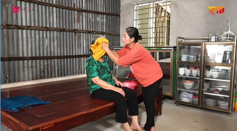 Chị Banh một mình gồng gánh gia đình, vừa đi làm, vừa chăm sóc mẹ của chị và con chị