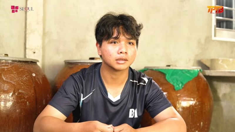 Sơn rất thương mẹ, ngoài giờ học em luôn phụ giúp đỡ đần mẹ việc gia đình, em có ước mơ trở thành bác sĩ chữa bệnh cho mẹ