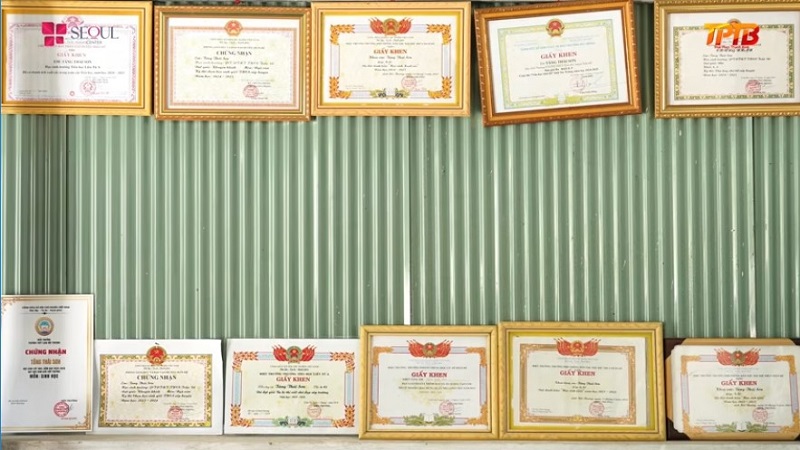 Con chị Banh là em Sơn học rất giỏi, đạt nhiều thành tích xuất sắc trong học tập