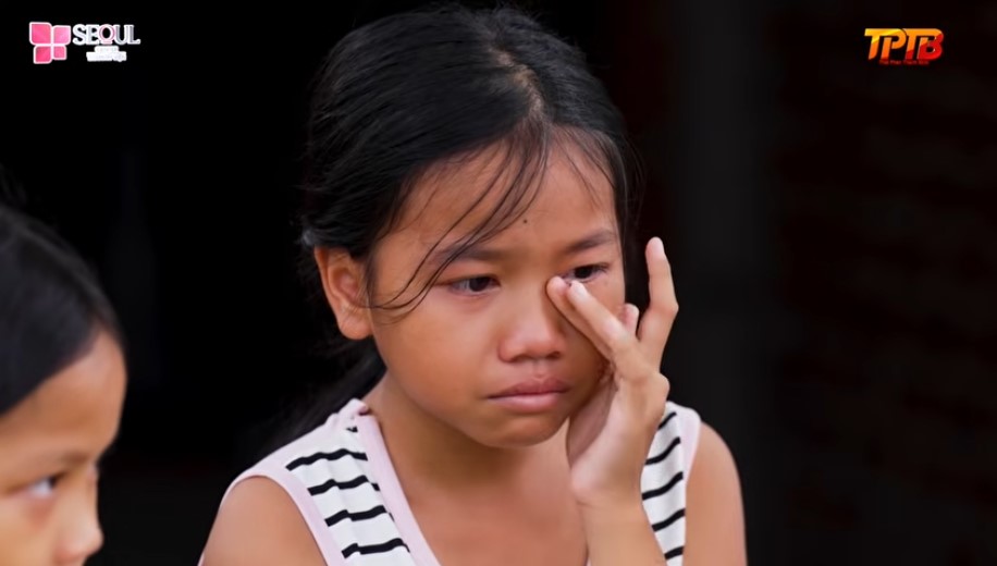 Con của anh Hiếu nhắn nhủ mẹ quay trở về đoàn tụ cùng gia đình, bé đã khóc nức nở nói nhớ mẹ mong mẹ về chăm sóc con