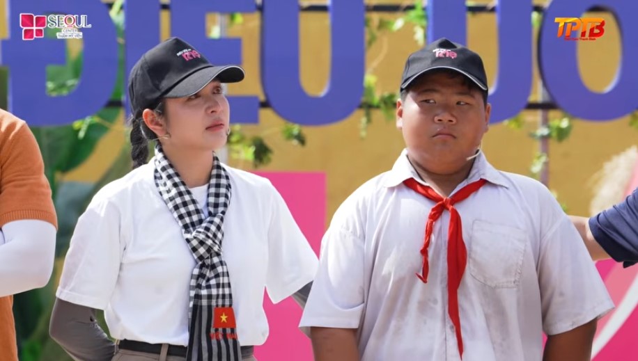 Ca sĩ Duyên Quỳnh khóc nghẹn khi lắng nghe câu chuyện quá đỗi xót xa của gia đình bé Đạt, đặc biệt cô bé rất ngưỡng mộ nghị lực của em trong cuộc sống