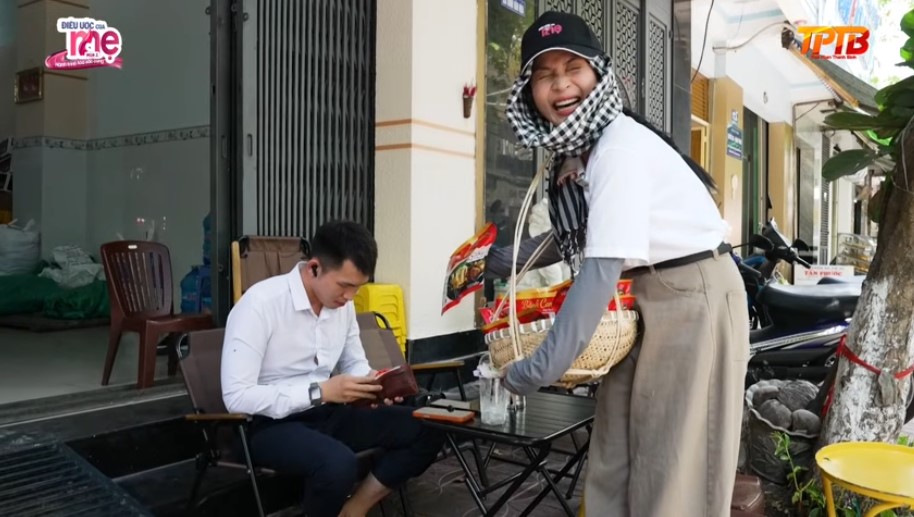 Ca sĩ Duyên Quỳnh rất nỗ lực để bán nhiều đơn hàng bánh canh cho gia đình bé Đạt thu về nhiều lợi nhuận