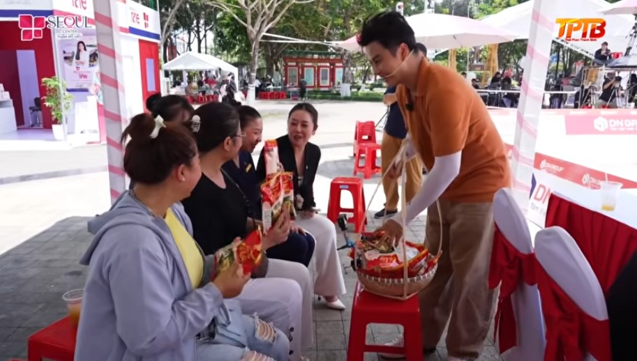 NSUT Võ Minh Lâm nỗ lực hết mình để bán được nhiều bánh canh ở vòng 2 với mong muốn thu về nhiều tiền cho gia đình anh Hiếu