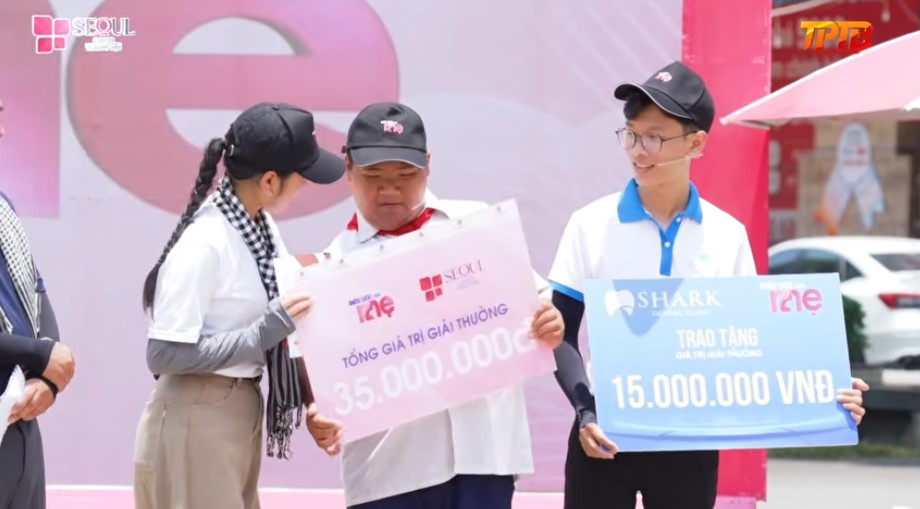 Ca sĩ Duyên Quỳnh và nhà tài trợ Nha Khoa Shark trao tặng phần thưởng cho gia đình bé Đạt sau 3 vòng chơi