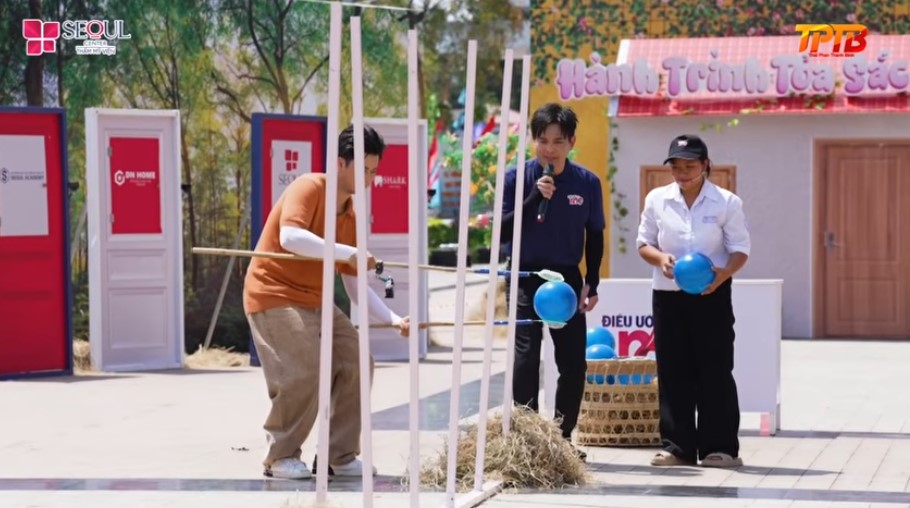 Bé Thúy An cùng NSƯT Võ Minh Lâm rất vui vẻ tham gia vòng chơi đầu tiên 