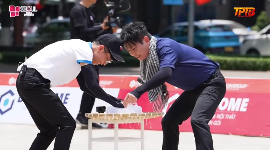 Đại diện nhà tài trợ Nha Khoa Shark và MC Lâm Hùng rất vui vẻ và nhiệt huyết khi tham gia vòng chơi thử thách