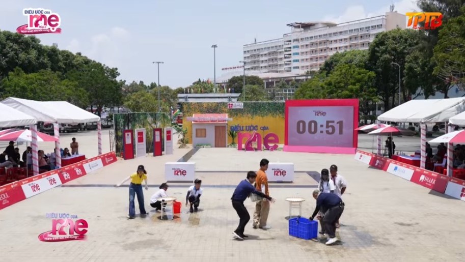 Gia đình anh Hiếu, gia đình bé Đạt, các khách mời cùng nhà tài trợ đã nỗ lực trong vòng chơi thử thách 