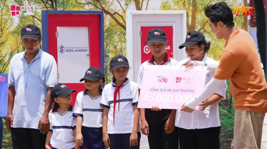 NSƯT Võ Minh Lâm thay mặt chương trình trao tặng phần thưởng 45 triệu sau 3 phần chơi cho gia đình anh Hiếu