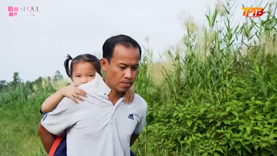 Hàng ngày anh Hiếu phải thức từ sớm để cõng con đi học, sau đó mới đi làm nuôi gia đình