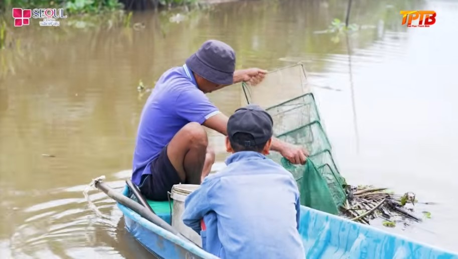 Hàng ngày anh Hiếu phải thả lú để bắt được cá bán nuôi 5 đứa con