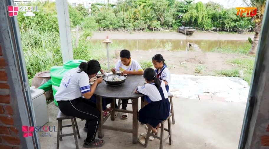 Những bữa ăn của gia đình 6 người chỉ là nồi cơm rang 