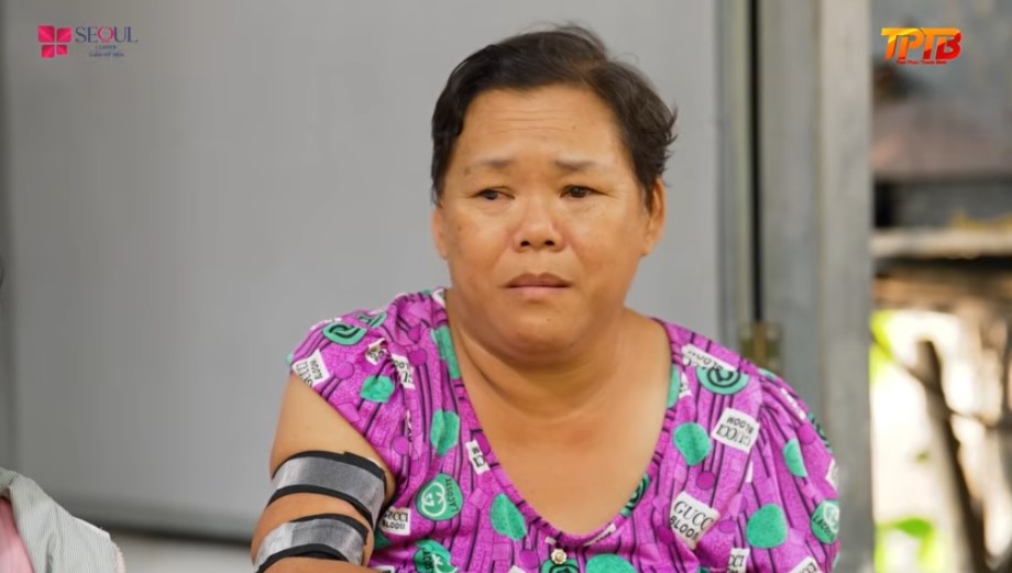 Mẹ của bé Trân nghẹn ngào xót xa cho con khi còn nhỏ đã phải gánh vác trách nhiệm lo cho gia đình