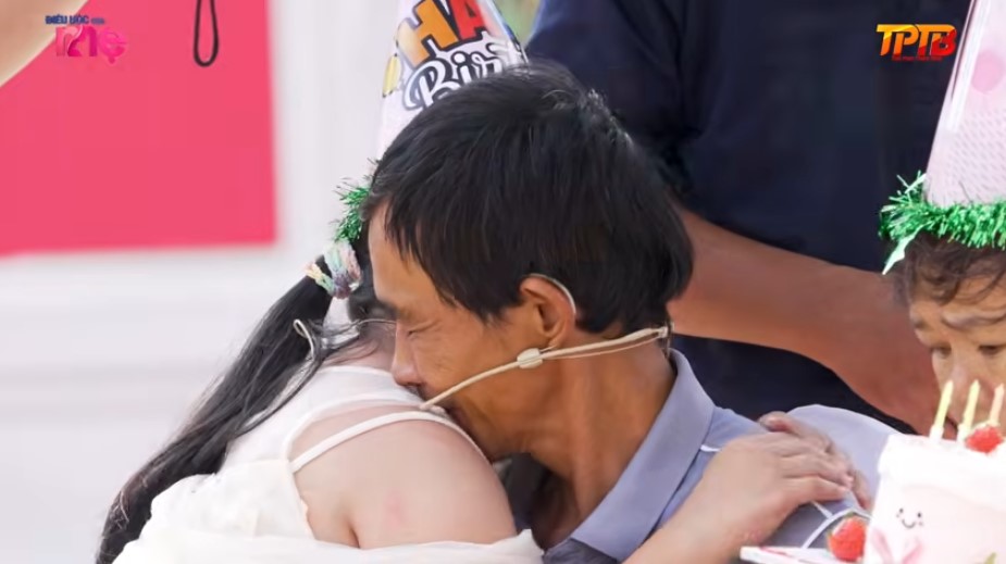 Bé Trân ôm chầm lấy cha khi nghe ba chúc mừng sinh nhật mình