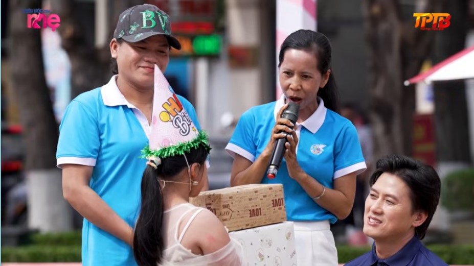 Bé Trân được hai đại diện Hội Phụ Nữ tặng quà sinh nhật và dành những lời chúc tốt đẹp nhất cho bé 