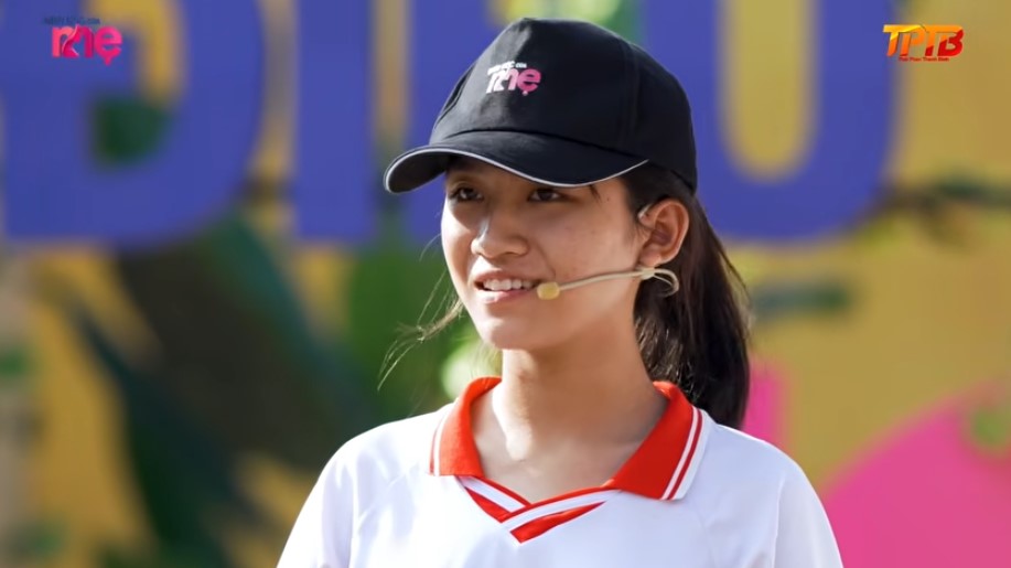 Cô bé Như Ý 17 tuổi nhưng chỉ mới học lớp 10, là trụ cột chính của gia đình vì gia đình có hoàn cảnh đặc biệt khó khăn