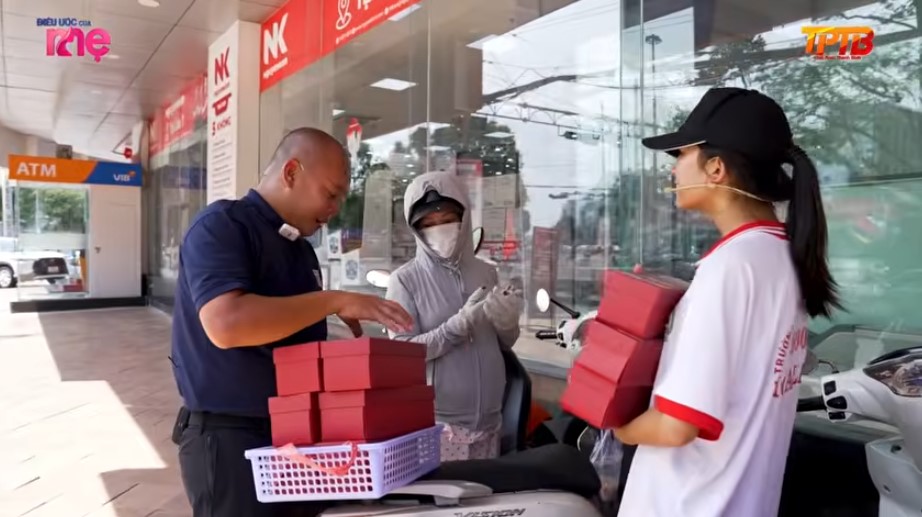 Nhà kết nối Thái Phan Thanh Bình cùng bé Như Ý rất tích cực bán nước mắm Nàng Cơm ở vòng 2