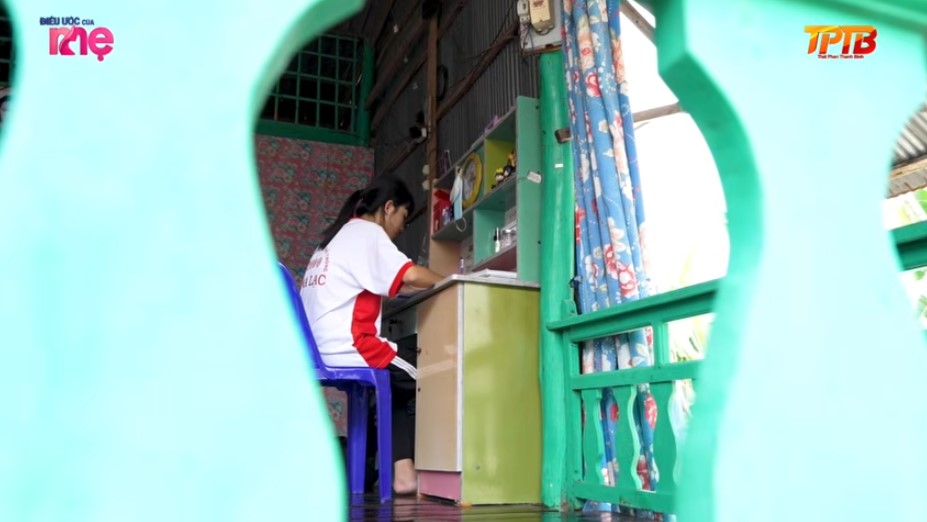 Như Ý luôn nỗ lực học hành để thi đỗ trường Y với mong muốn chữa trị cho mẹ