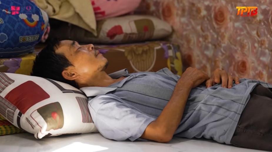 Ba của Ngọc Trân là anh Hiếu, bị nhiều bệnh khác nhau, bệnh tình ngày càng nặng không thể lao động nặng