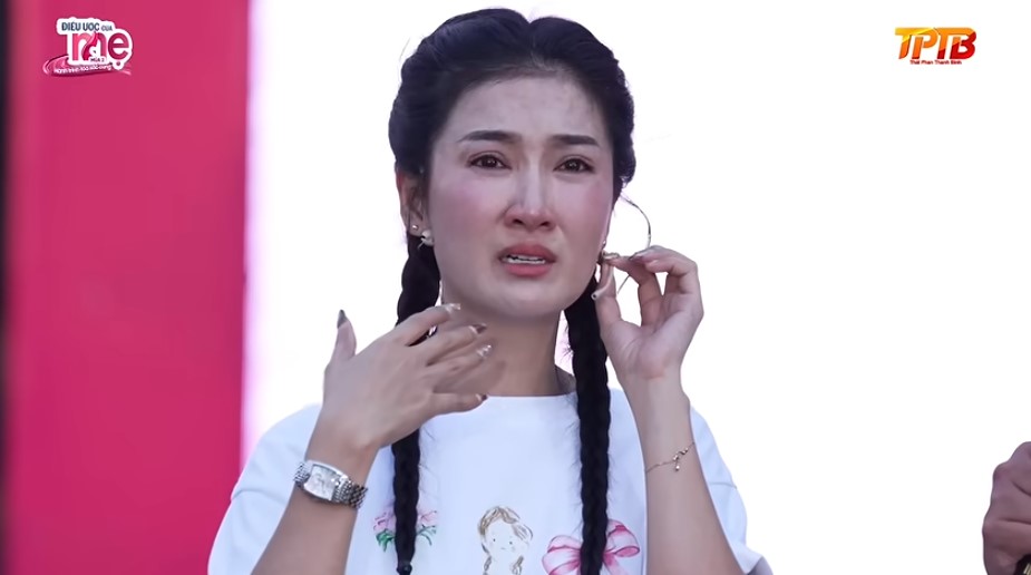 Đại sứ thương hiệu Seoul Center khóc rất nhiều sau khi lắng nghe câu chuyện của gia đình chị Trúc Ly và bé Khánh Tiên