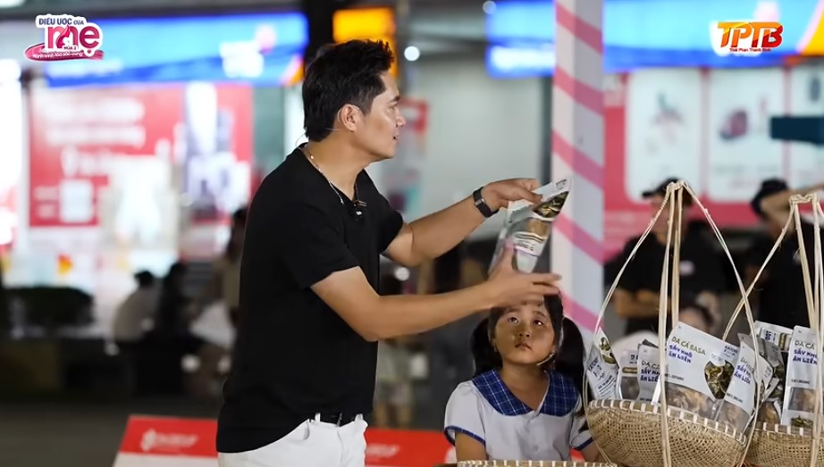 Diễn viên Minh Luân bán sản phẩm da cá rất nhiệt huyết và vui vẻ