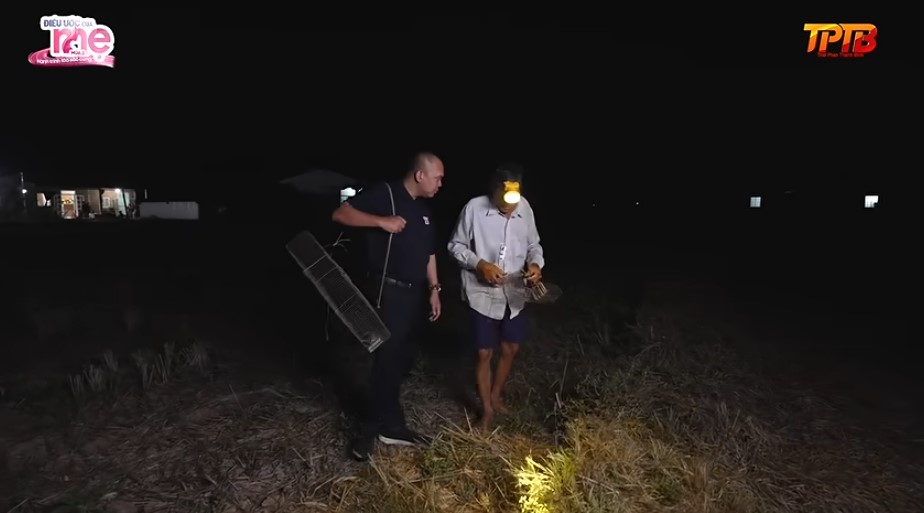 Người cha đã hơn 70 tuổi nhưng vẫn phải gánh vác vai trò trụ cột gia đình, kiếm tiền chữa bệnh cho con gái bị bệnh suy thận giai đoạn cuối