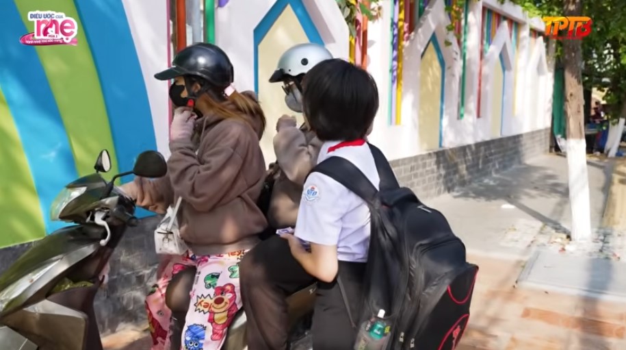 Hàng ngày tan học em phải đi bán vé số kiếm tiền nuôi ngoại