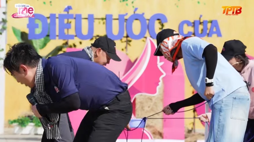 Các khách mời, MC, nhà kết nối Thái Phan Thanh Bình đã dốc hết sức mình chơi các vòng với mong muốn giành về giải thưởng lớn cho gia đình
