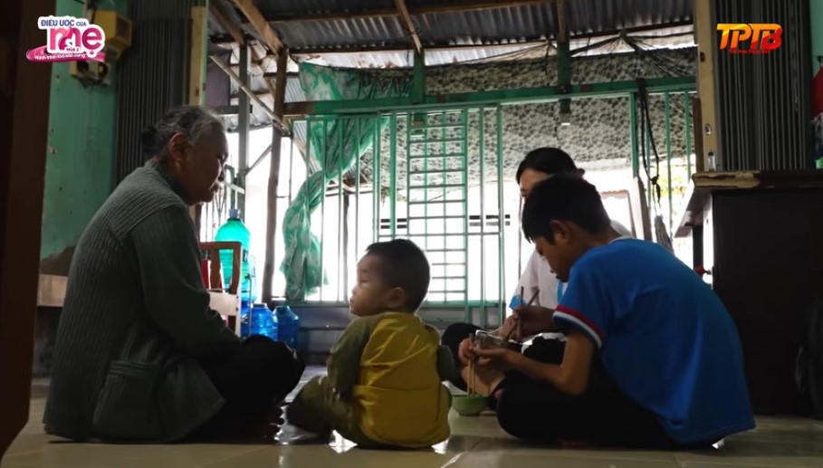 Gia đình 4 bà cháu sống tựa vào nhau, gánh nặng chi phí đổ dồn lên vai cô bé đang học lớp 12 - Mỹ Siêng