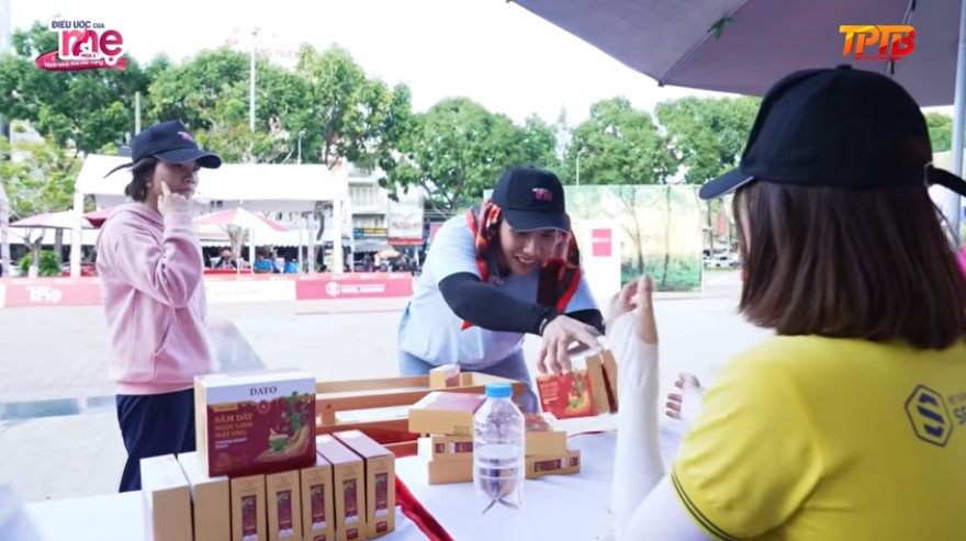 Diễn viên Quỳnh Lý rất nhiệt tình tham gia vòng bán hàng với mong muốn bán được nhiều hàng giúp hai gia đình