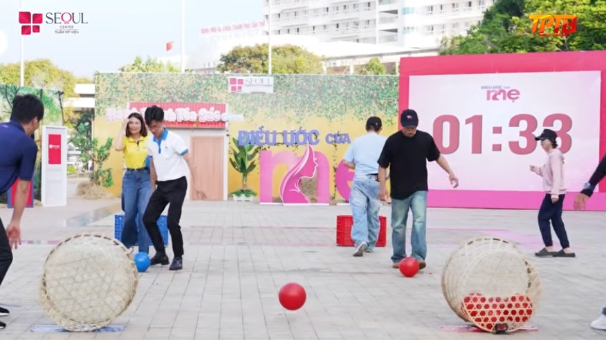 Các nhà tài trợ và khách mời tham gia vòng chơi thử thách rất gay cấn