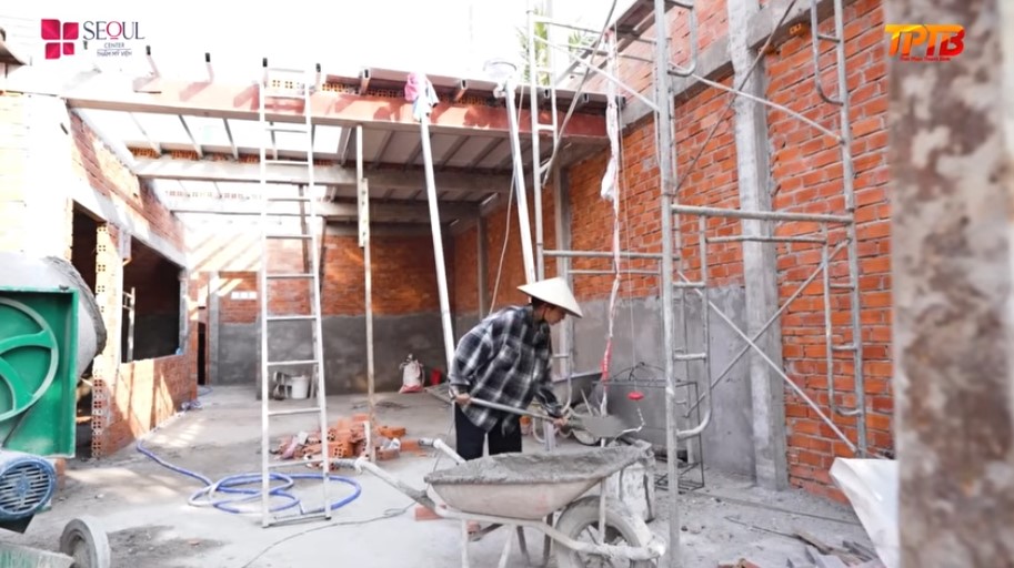 Hàng ngày cô bé Mỹ Siêng phải làm nhiều việc từ cấy lúa đến thợ hồ để có tiền cho em ăn học