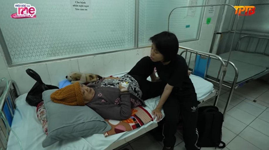 Cô bé Cẩm Tú 15 tuổi đã trở thành trụ cột gia đình, gánh trên vai trách nhiệm nuôi bà ngoại bệnh nặng nằm bệnh viện