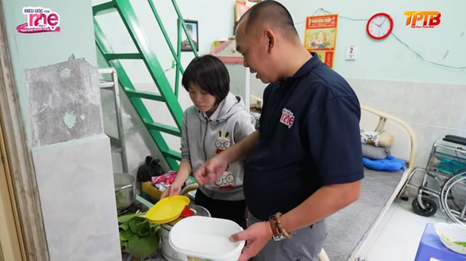 Hàng ngày em phải dậy sớm nấu cơm mang cho ngoại sau đó mới đi học, về nhà lại phải đi bán vé số mưu sinh