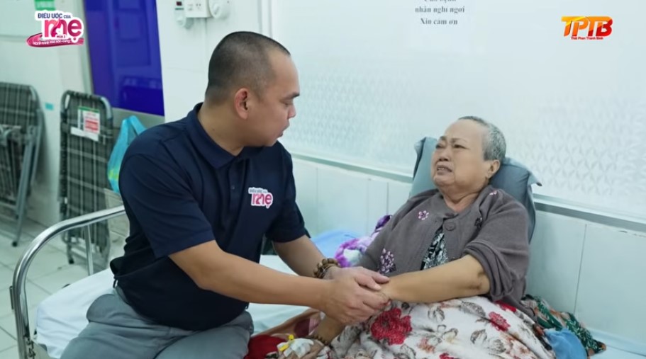 Bà ngoại Ngọc Tú lo mình mất bé Tú sẽ không có ai nương tựa nên khóc nức nở gửi gắm bé Tú cho anh Thái Phan Thanh Bình