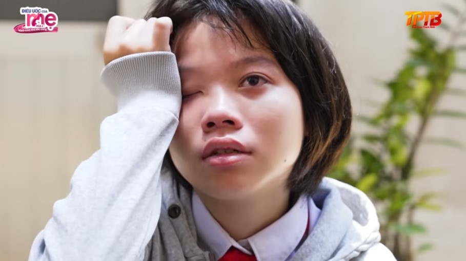 Bé Cẩm Tú luôn kìm nén nỗi đau, không khóc vì ám ảnh câu nói “Con mà khóc là bà ngoại sẽ chết”