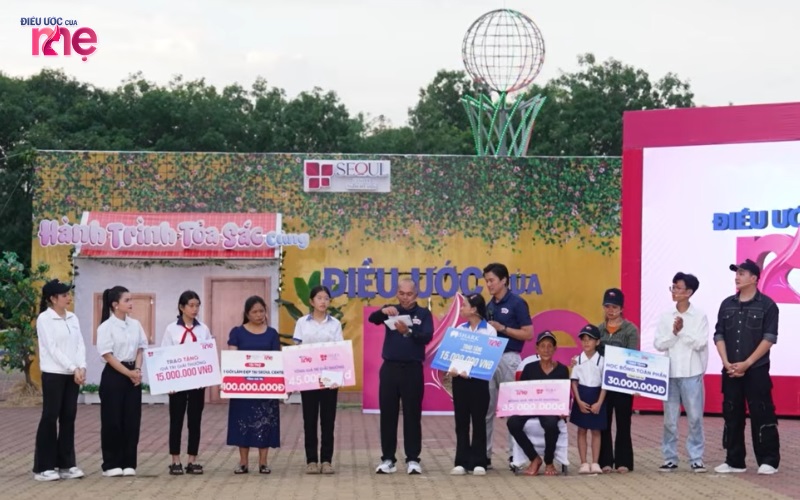 Kết thúc chương trình, hai gia đình đều nhận được những phần quà vô cùng giá trị nhằm tiếp thêm sức mạnh trong hành trình phía trước