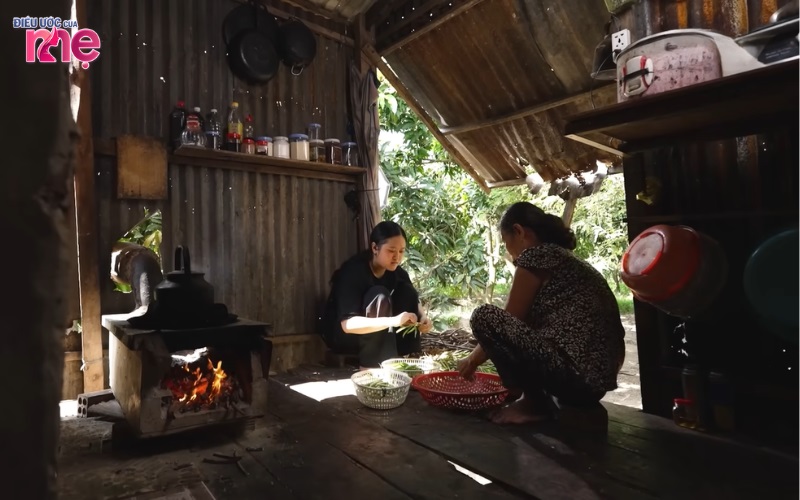 Trong ngôi nhà tồi tàn ấy, nhưng lại thắp lên một niềm tin, một sự yêu thương vô bờ bến của Trúc dành cho ông bà Hai