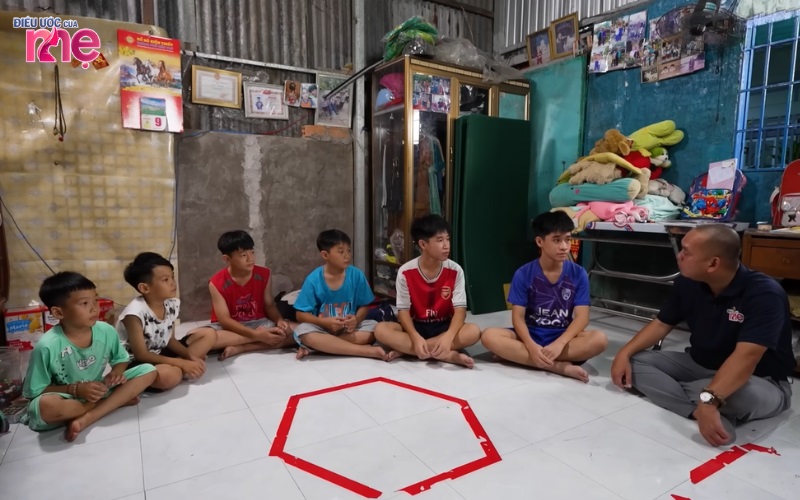 Trong ngôi nhà nhỏ bé, thiếu thốn ấy lại là nơi sinh sống của gia đình 9 người
