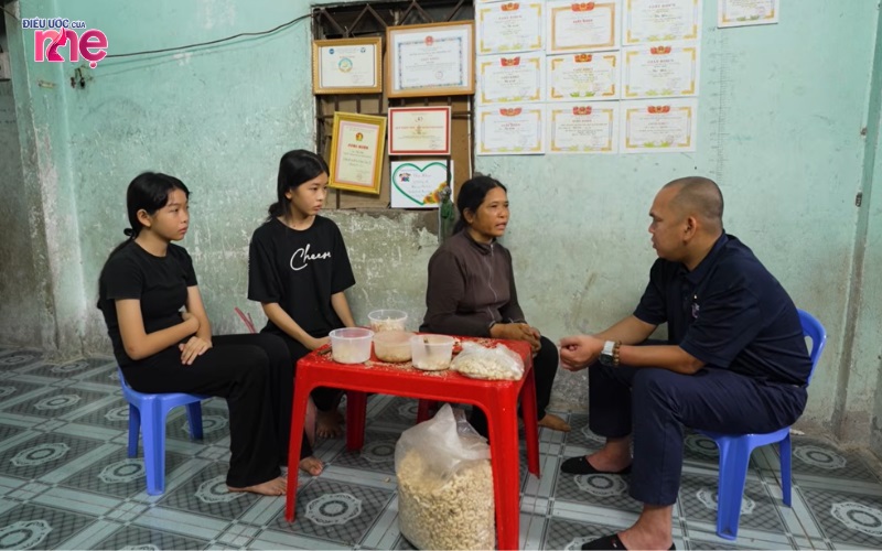 Một ngôi nhà đơn sơ, không có món đồ vật gì giá trị nhưng là nơi sinh sống của một đại gia đình gồm 6 người