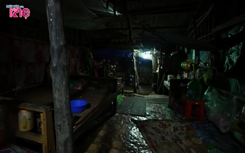 Trong ngôi nhà tồi tàn, đơn sơ nhưng lại là nơi sinh sống của một gia đình nhiều thế hệ