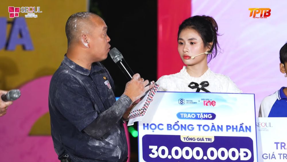 Chị Phúc được trao học bổng học nghề làm đẹp tại Seoul Academy, mở ra cơ hội có công việc và thu nhập ổn định để chăm lo cho các con. 