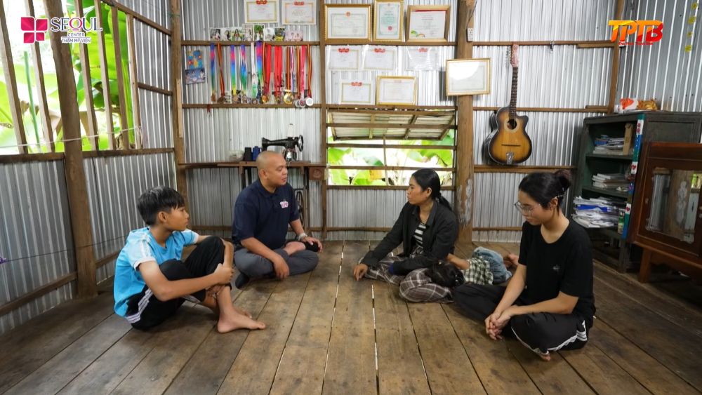 Chị Nguyễn Thị Phúc cùng ba con chật vật mưu sinh bằng những công việc tay chân để nuôi các con ăn học. 