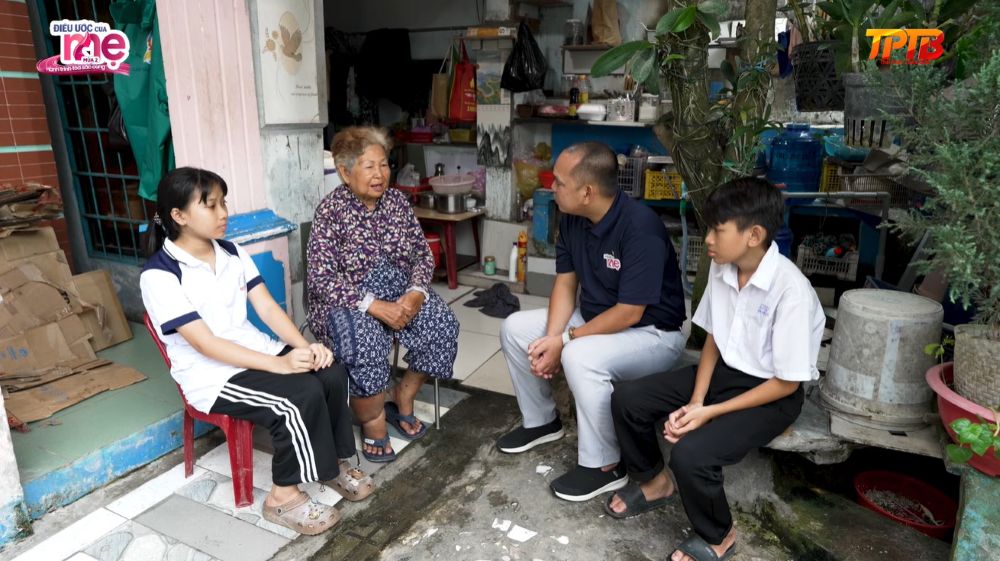 Ở tuổi 72, bà Châu Thị Bạch Tuyết vẫn sống trong căn chòi tạm và một mình cưu mang hai đứa cháu không cùng huyết thống. 