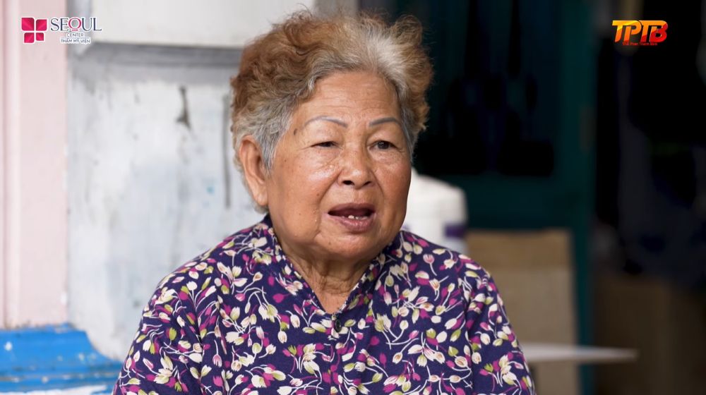 Bà Tuyết cưu mang hai đứa trẻ bị bỏ rơi và dành cả cuộc đời tần tảo mưu sinh để nuôi các con khôn lớn. 