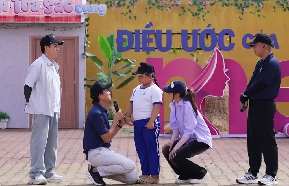 Anh Đức nghẹn ngào trước những hy sinh của bé Ngọc Hân và gửi lời động viên, mong em sớm vượt qua giai đoạn khó khăn. 