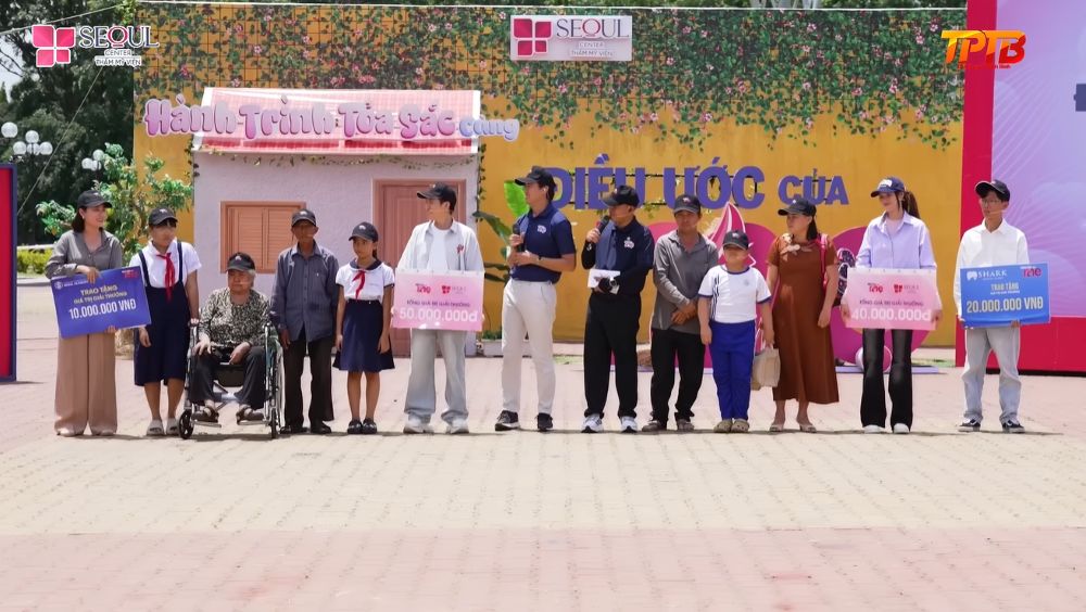 Gia đình bé Ngọc Hân nhận tổng cộng 117 triệu đồng cùng nhiều phần hỗ trợ ý nghĩa từ chương trình và các mạnh thường quân, tiếp thêm hy vọng trên hành trình vượt qua bệnh tật. 
