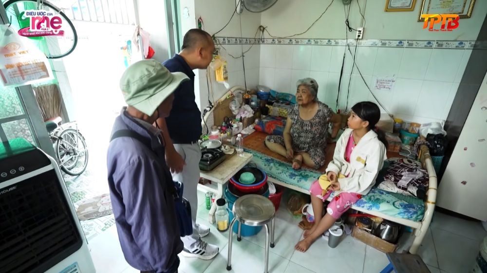 Sau ca phẫu thuật và tai nạn, bà Điệp mất khả năng đi lại, mọi sinh hoạt đều phải nhờ chồng và các cháu chăm sóc. 