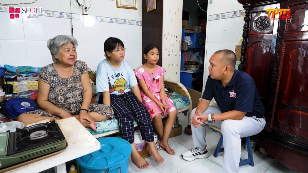 Biến cố mất con trai khiến ông Tứ ở tuổi gần 80 phải thay con gánh vác trách nhiệm nuôi hai cháu nhỏ. 