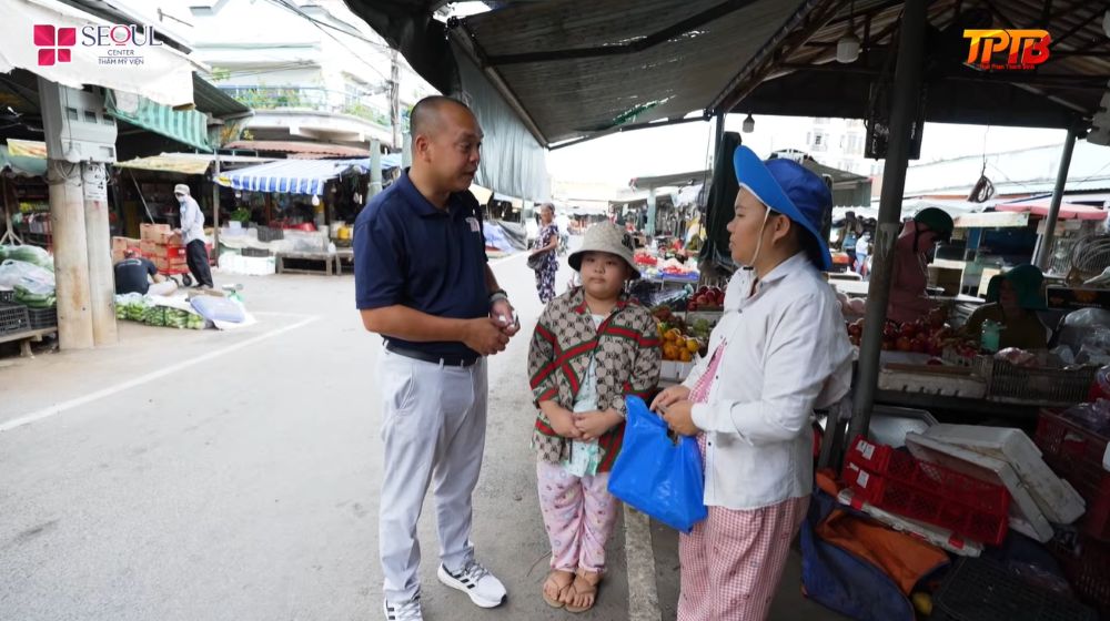 Mới 9 tuổi, Ngọc Hân đã phải theo mẹ bán vé số mưu sinh, tạm gác việc đến trường để đồng hành cùng mẹ trong những ngày chống chọi với bệnh tật. 